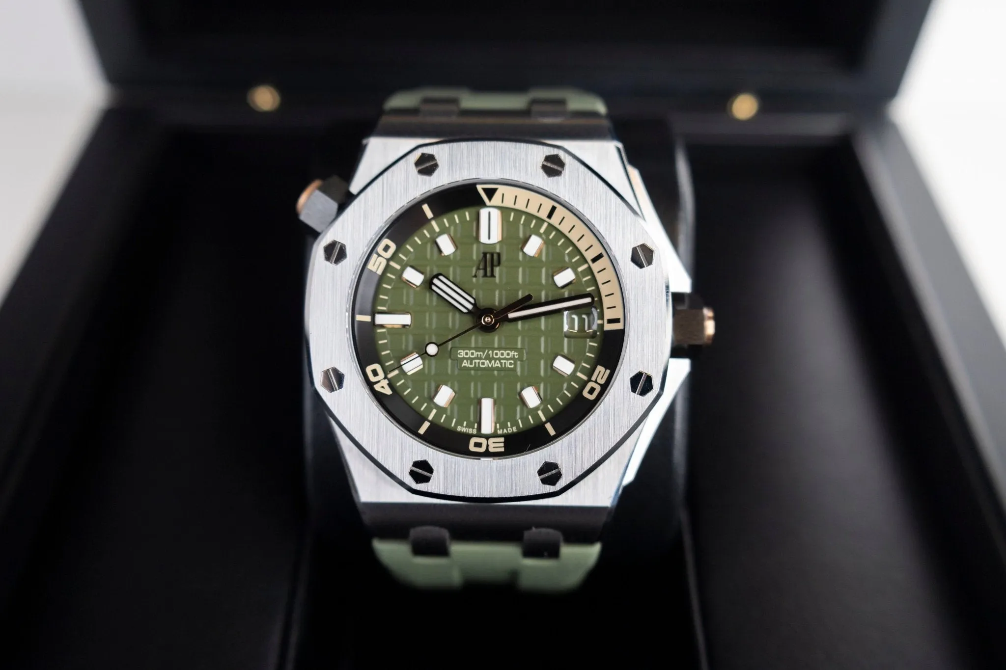 Audemars Piguet Royal Oak Offshore Diver Watch-Green Dial 42mm-15720ST.OO.A052CA.01