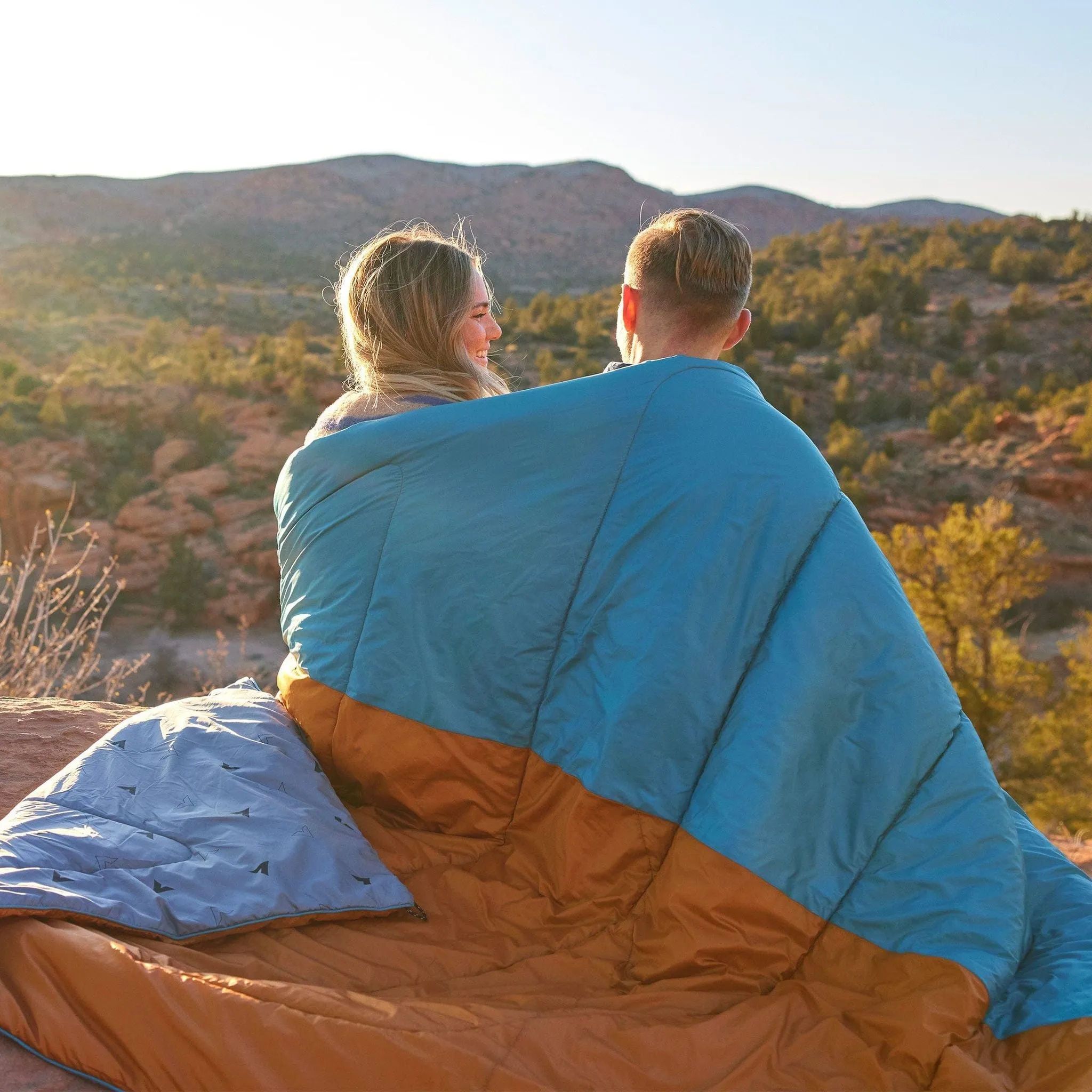 Teton Sports Acadia Mammoth Outdoor Camp Blanket in Teal/Copper